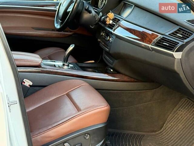 Белый БМВ Х5, объемом двигателя 3 л и пробегом 155 тыс. км за 19440 $, фото 20 на Automoto.ua