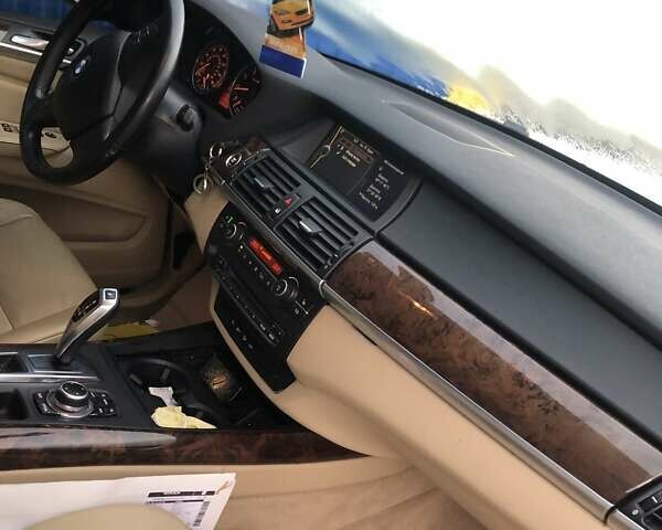 Белый БМВ Х5, объемом двигателя 3 л и пробегом 157 тыс. км за 16000 $, фото 7 на Automoto.ua