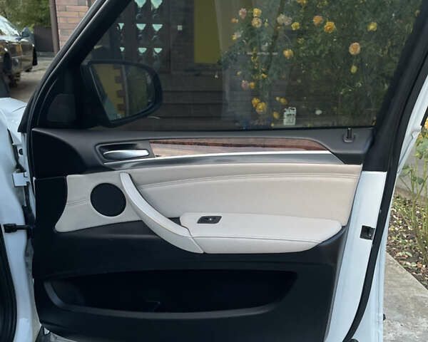 Белый БМВ Х5, объемом двигателя 3 л и пробегом 205 тыс. км за 13999 $, фото 8 на Automoto.ua