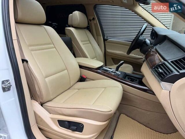 Білий БМВ Х5, об'ємом двигуна 2.98 л та пробігом 265 тис. км за 19990 $, фото 13 на Automoto.ua