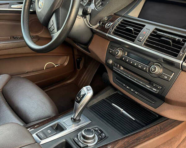 Білий БМВ Х5, об'ємом двигуна 3 л та пробігом 200 тис. км за 18500 $, фото 4 на Automoto.ua