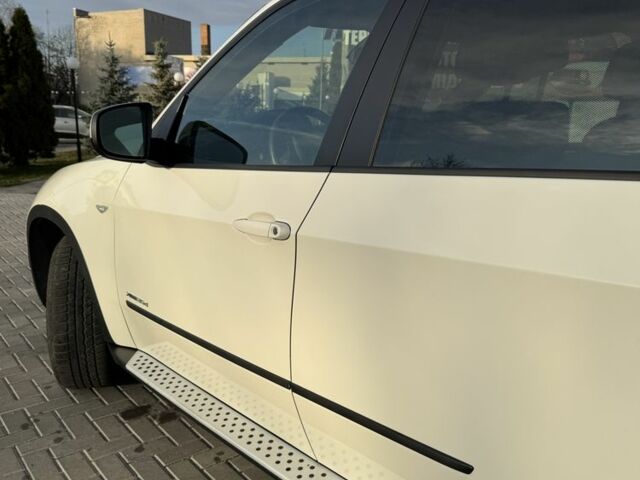 Белый БМВ Х5, объемом двигателя 3 л и пробегом 204 тыс. км за 19500 $, фото 2 на Automoto.ua