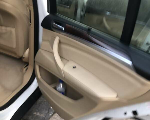 Белый БМВ Х5, объемом двигателя 3 л и пробегом 157 тыс. км за 16000 $, фото 10 на Automoto.ua