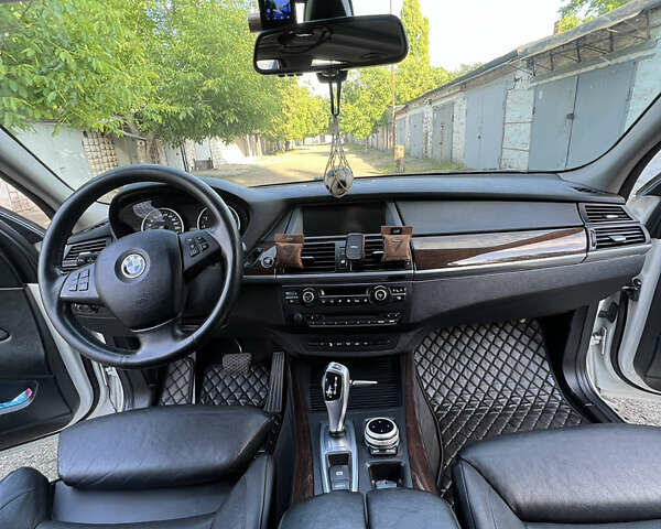 Белый БМВ Х5, объемом двигателя 2.98 л и пробегом 175 тыс. км за 16000 $, фото 30 на Automoto.ua