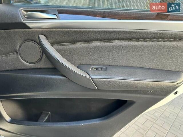 Белый БМВ Х5, объемом двигателя 3 л и пробегом 263 тыс. км за 17490 $, фото 10 на Automoto.ua