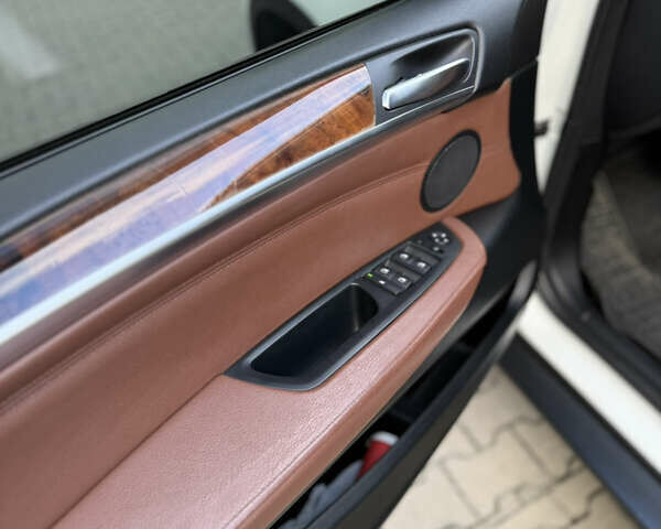 Білий БМВ Х5, об'ємом двигуна 2.99 л та пробігом 259 тис. км за 16000 $, фото 28 на Automoto.ua