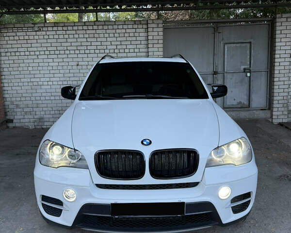 Белый БМВ Х5, объемом двигателя 3.5 л и пробегом 315 тыс. км за 18000 $, фото 1 на Automoto.ua