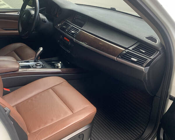 Белый БМВ Х5, объемом двигателя 3 л и пробегом 223 тыс. км за 18500 $, фото 4 на Automoto.ua