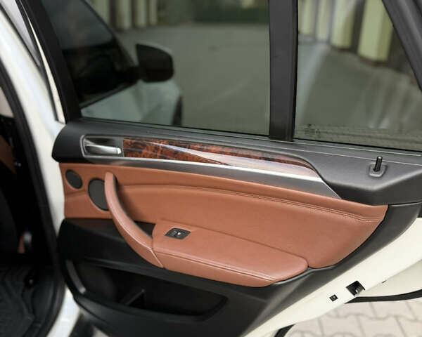 Білий БМВ Х5, об'ємом двигуна 2.99 л та пробігом 259 тис. км за 16000 $, фото 17 на Automoto.ua