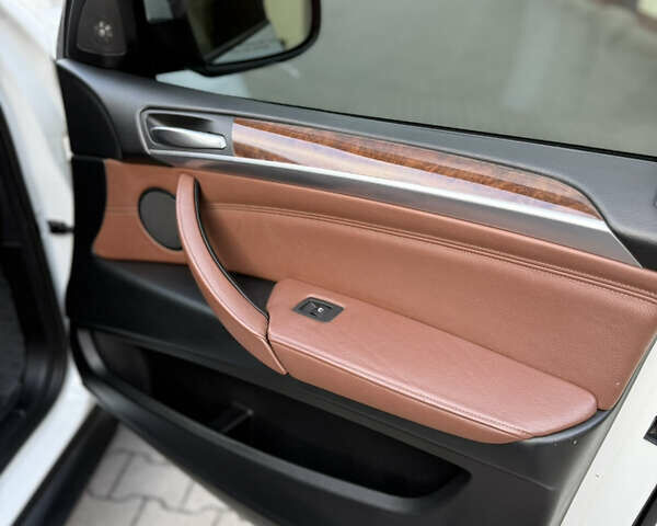 Білий БМВ Х5, об'ємом двигуна 2.99 л та пробігом 259 тис. км за 16000 $, фото 26 на Automoto.ua