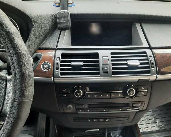 Белый БМВ Х5, объемом двигателя 3 л и пробегом 213 тыс. км за 18500 $, фото 9 на Automoto.ua