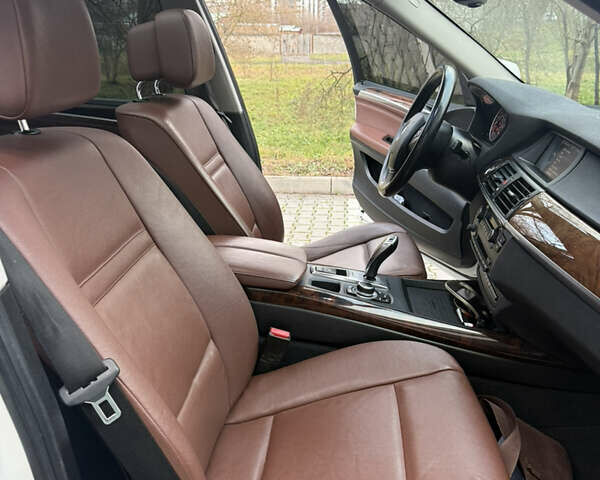 Белый БМВ Х5, объемом двигателя 2.99 л и пробегом 259 тыс. км за 16400 $, фото 25 на Automoto.ua