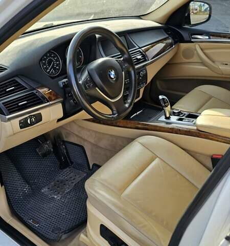 Белый БМВ Х5, объемом двигателя 3 л и пробегом 347 тыс. км за 17000 $, фото 16 на Automoto.ua