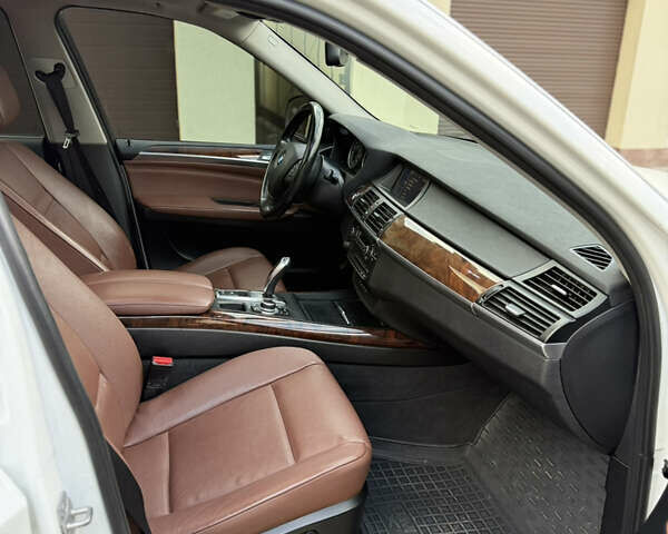 Білий БМВ Х5, об'ємом двигуна 2.99 л та пробігом 259 тис. км за 16000 $, фото 18 на Automoto.ua