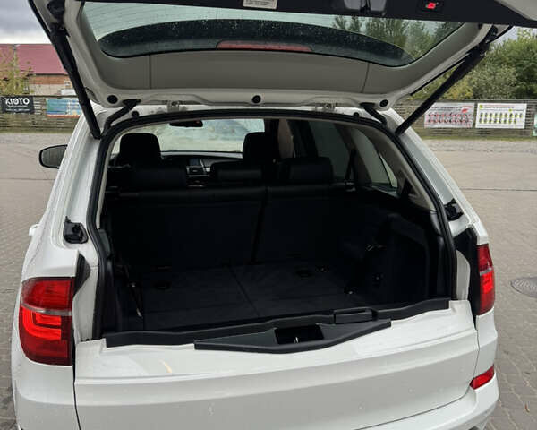 Белый БМВ Х5, объемом двигателя 3 л и пробегом 330 тыс. км за 17050 $, фото 5 на Automoto.ua