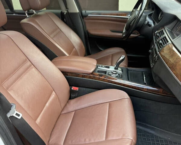 Білий БМВ Х5, об'ємом двигуна 2.99 л та пробігом 259 тис. км за 16000 $, фото 20 на Automoto.ua