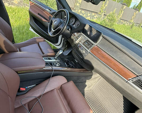 Белый БМВ Х5, объемом двигателя 3 л и пробегом 157 тыс. км за 21300 $, фото 35 на Automoto.ua