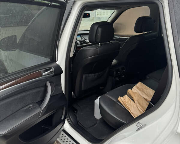 Белый БМВ Х5, объемом двигателя 3 л и пробегом 330 тыс. км за 17050 $, фото 4 на Automoto.ua