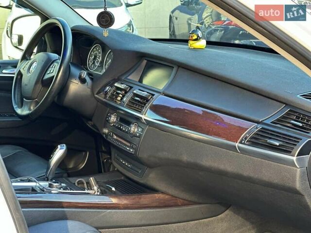 Белый БМВ Х5, объемом двигателя 3 л и пробегом 263 тыс. км за 17490 $, фото 9 на Automoto.ua