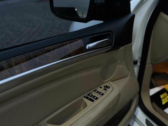 Белый БМВ Х5, объемом двигателя 3 л и пробегом 325 тыс. км за 13700 $, фото 18 на Automoto.ua