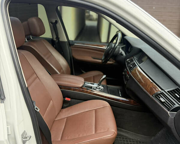 Белый БМВ Х5, объемом двигателя 2.99 л и пробегом 259 тыс. км за 16500 $, фото 7 на Automoto.ua