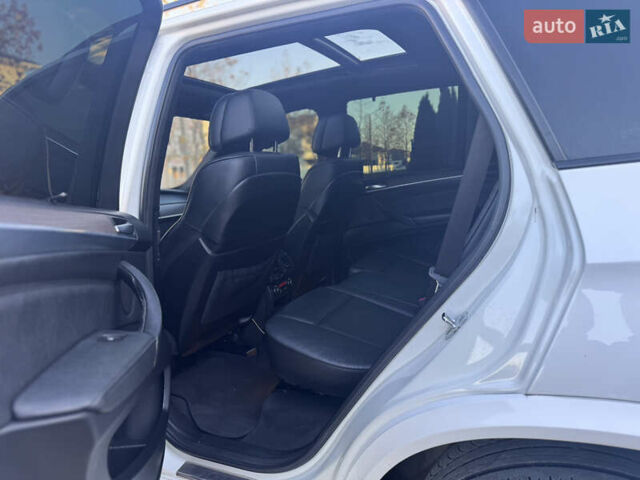 Белый БМВ Х5, объемом двигателя 3 л и пробегом 234 тыс. км за 15800 $, фото 49 на Automoto.ua