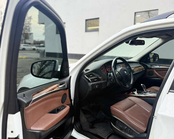 Белый БМВ Х5, объемом двигателя 2.99 л и пробегом 259 тыс. км за 16400 $, фото 10 на Automoto.ua