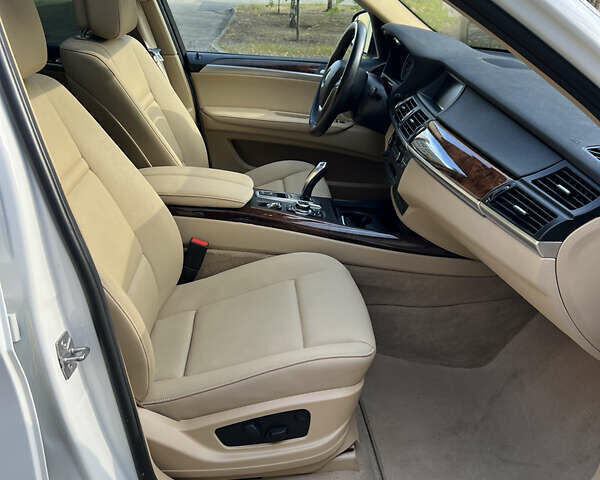 Белый БМВ Х5, объемом двигателя 2.98 л и пробегом 217 тыс. км за 16600 $, фото 16 на Automoto.ua