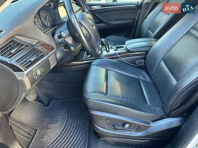 Белый БМВ Х5, объемом двигателя 3 л и пробегом 263 тыс. км за 17490 $, фото 13 на Automoto.ua