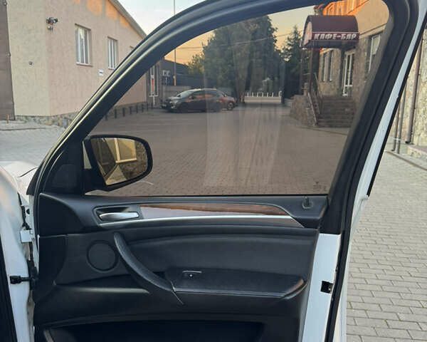 Білий БМВ Х5, об'ємом двигуна 3 л та пробігом 330 тис. км за 15500 $, фото 90 на Automoto.ua