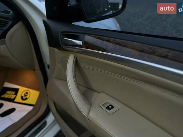 Белый БМВ Х5, объемом двигателя 3 л и пробегом 325 тыс. км за 13700 $, фото 23 на Automoto.ua