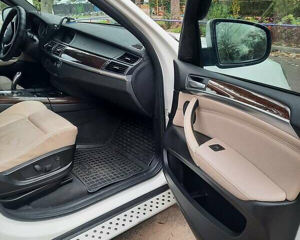 Белый БМВ Х5, объемом двигателя 3 л и пробегом 213 тыс. км за 18500 $, фото 6 на Automoto.ua