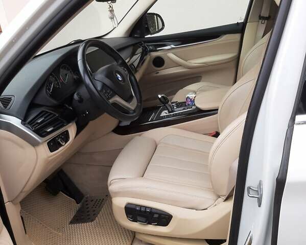 Білий БМВ Х5, об'ємом двигуна 2.98 л та пробігом 240 тис. км за 25000 $, фото 3 на Automoto.ua