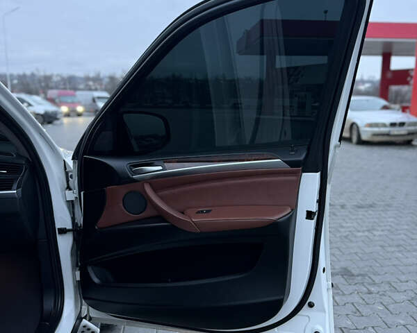 Белый БМВ Х5, объемом двигателя 3 л и пробегом 224 тыс. км за 13300 $, фото 57 на Automoto.ua