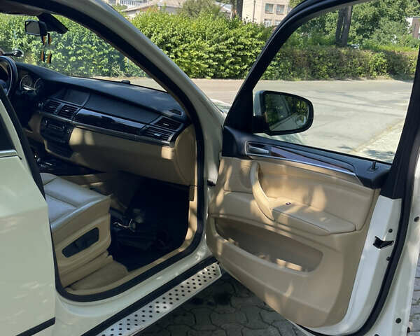 Белый БМВ Х5, объемом двигателя 2.98 л и пробегом 204 тыс. км за 15500 $, фото 6 на Automoto.ua