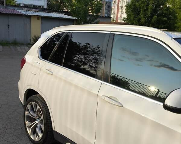 Белый БМВ Х5, объемом двигателя 3 л и пробегом 210 тыс. км за 18900 $, фото 3 на Automoto.ua