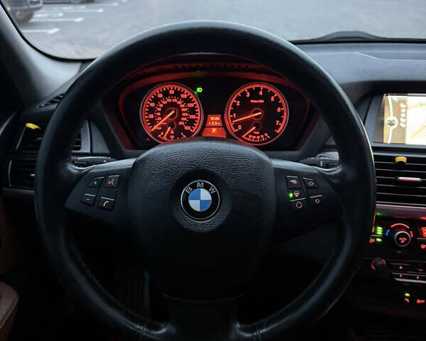 Белый БМВ Х5, объемом двигателя 3 л и пробегом 224 тыс. км за 13300 $, фото 64 на Automoto.ua