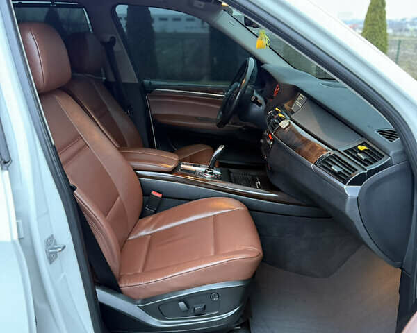 Белый БМВ Х5, объемом двигателя 3 л и пробегом 224 тыс. км за 13300 $, фото 59 на Automoto.ua