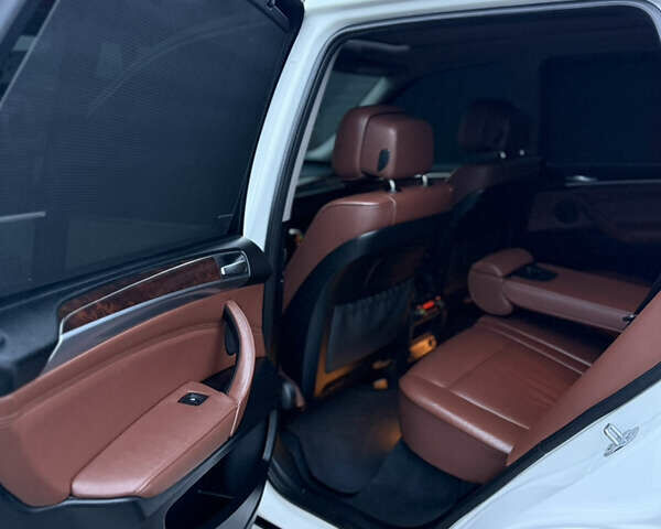 Белый БМВ Х5, объемом двигателя 3 л и пробегом 224 тыс. км за 13300 $, фото 48 на Automoto.ua