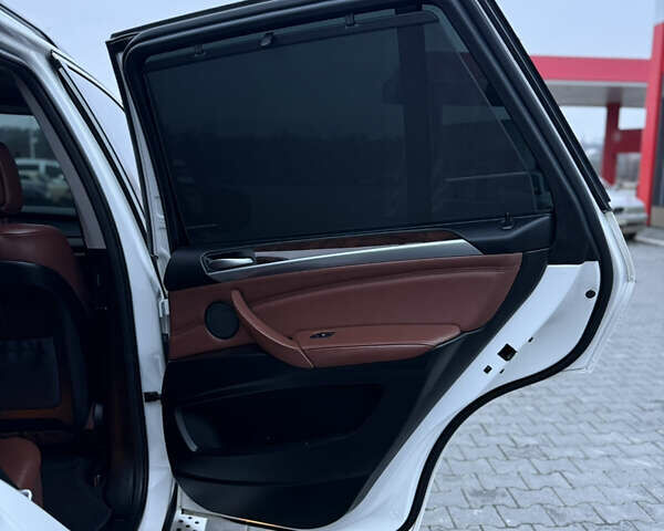 Белый БМВ Х5, объемом двигателя 3 л и пробегом 224 тыс. км за 13300 $, фото 53 на Automoto.ua