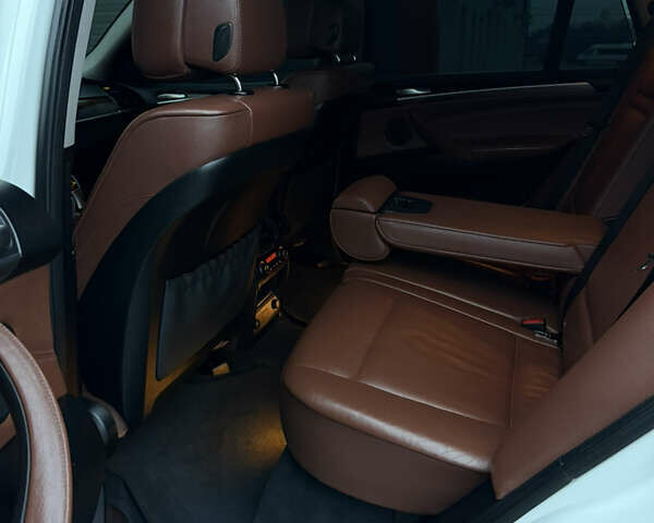 Белый БМВ Х5, объемом двигателя 3 л и пробегом 224 тыс. км за 13300 $, фото 49 на Automoto.ua