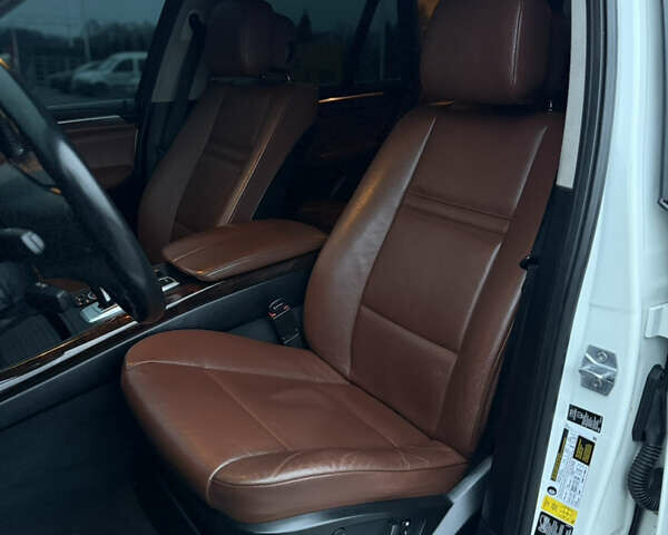 Белый БМВ Х5, объемом двигателя 3 л и пробегом 224 тыс. км за 13300 $, фото 46 на Automoto.ua