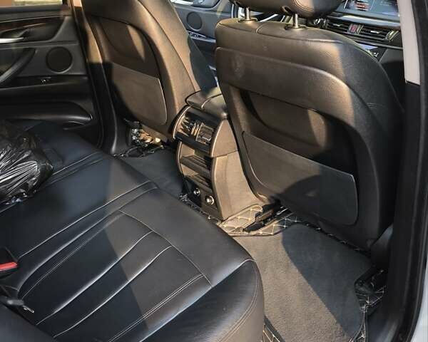 Белый БМВ Х5, объемом двигателя 3 л и пробегом 210 тыс. км за 18900 $, фото 15 на Automoto.ua