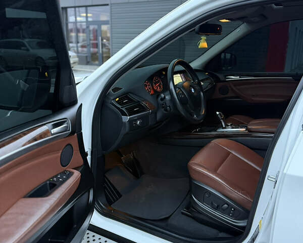 Белый БМВ Х5, объемом двигателя 3 л и пробегом 224 тыс. км за 13300 $, фото 44 на Automoto.ua