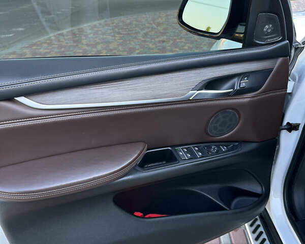 Білий БМВ Х5, об'ємом двигуна 3 л та пробігом 161 тис. км за 22000 $, фото 21 на Automoto.ua