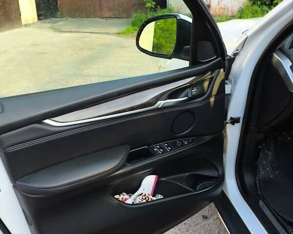 Белый БМВ Х5, объемом двигателя 3 л и пробегом 210 тыс. км за 18900 $, фото 8 на Automoto.ua