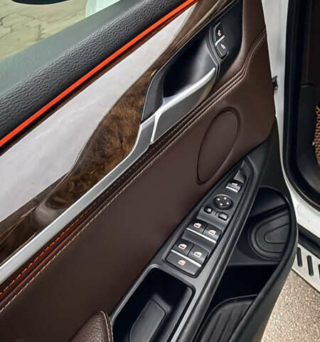 Белый БМВ Х5, объемом двигателя 3 л и пробегом 225 тыс. км за 28999 $, фото 28 на Automoto.ua