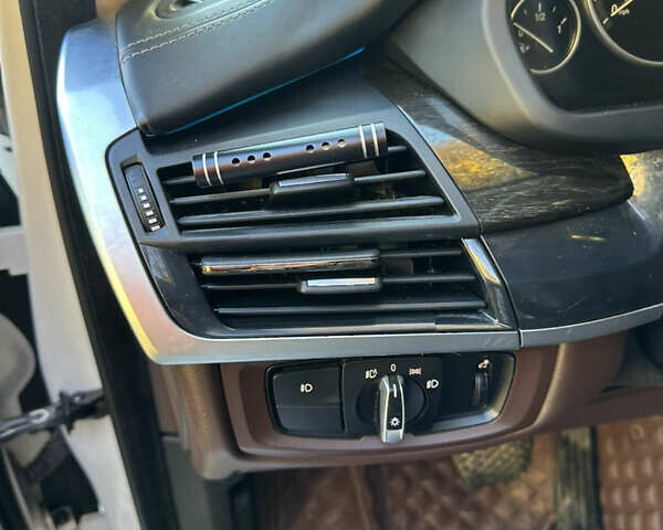 Белый БМВ Х5, объемом двигателя 3 л и пробегом 269 тыс. км за 21500 $, фото 8 на Automoto.ua