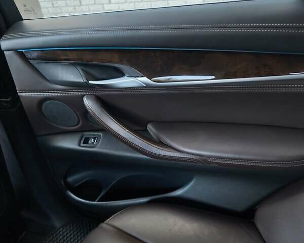 Белый БМВ Х5, объемом двигателя 3 л и пробегом 85 тыс. км за 25000 $, фото 5 на Automoto.ua