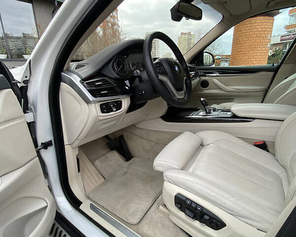 Білий БМВ Х5, об'ємом двигуна 2.99 л та пробігом 188 тис. км за 34800 $, фото 29 на Automoto.ua